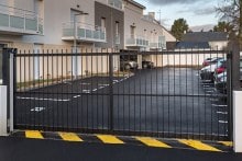 Portail-coulissant-ACCESS-barreaudé-en-fers-plats