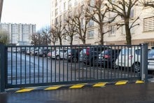 Portail-coulissant-ACCESS-barreaudé-rail-incliné