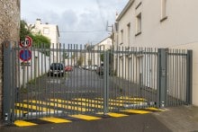 Portail-à-2-vantaux-EXEL-portillon-barreaudage-aléatoire