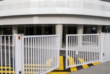 Portail à 2 vantaux barreaudés EXEL, habillage au nu extérieur de la facade