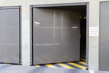 Porte-pivotante-1-vantail-EXEL-habillage-tôle-perforée
